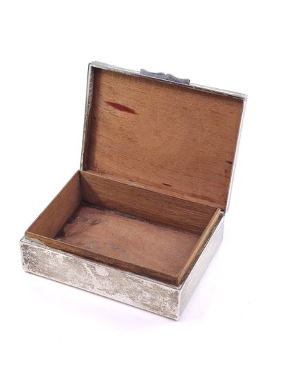 Boite rectangulaire en argent reposant sur...