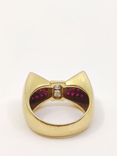 BAGUE nœud en or jaune 750° ornée de pierres...
