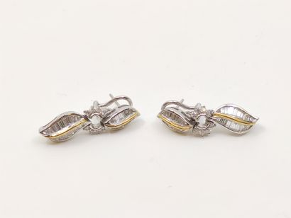 PAIRE de boucles d'oreilles en or et platine...