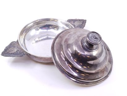Bouillon couvert à oreilles en argent 

Epoque...