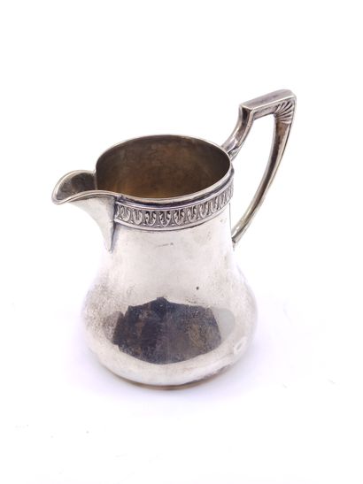 Pot à lait en argent 800 millième à décor...
