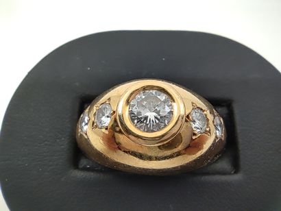BAGUE jonc en or jaune 750°, ornée d'un diamant...