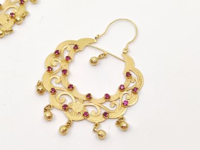 
PAIRE de boucles d'oreilles en or jaune...