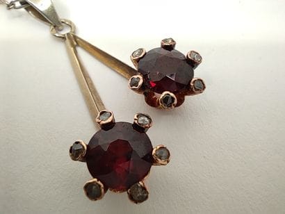 CHAINE en or gis 750 accompagné d'un pendentif...
