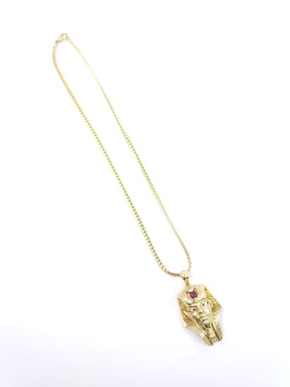COLLIER en or jaune 750 ° supportant un pendentif...