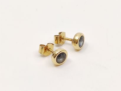 PAIRE de boutons d'oreilles en or jaune 750°...