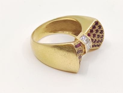 BAGUE nœud en or jaune 750° ornée de pierres...