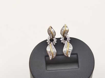 PAIRE de boucles d'oreilles en or et platine...