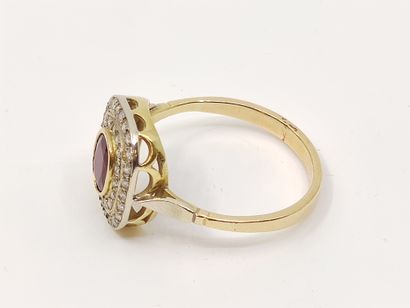 BAGUE pompadour en or 750°, ornée de deux...