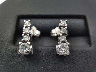 PAIRE de pendants d'oreilles en or gris 750°...