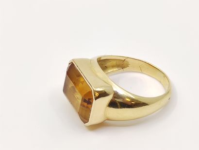 BAGUE en or 750°, ornée d'une citrine rectangulaire...