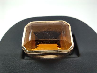BAGUE en or 750°, ornée d'une citrine rectangulaire...
