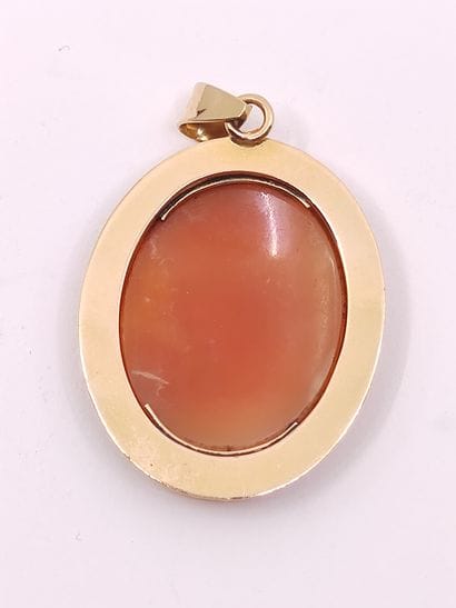 PENDENTIF en or jaune 750° ornée d'un camée...