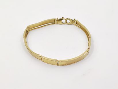 BRACELET en or jaune 750° a motifs rectangulaire...