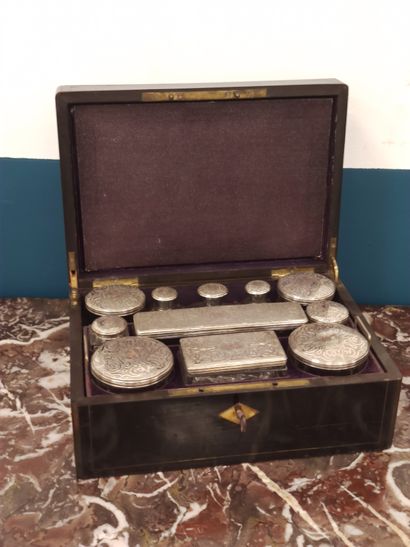 NECESSAIRE DE VOYAGE dans un coffret en bois...