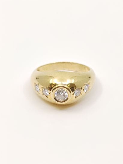 BAGUE jonc en or jaune 750°, ornée d'un diamant...
