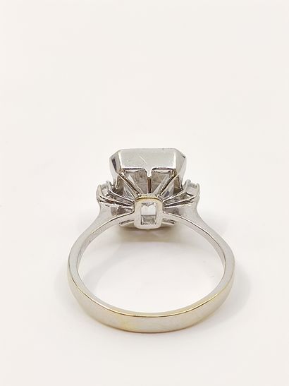 BAGUE en or gris 750°, ornée d'un oxyde de...