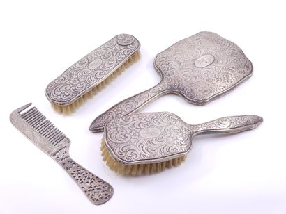 Partie de nécessaire de toilette en argent...