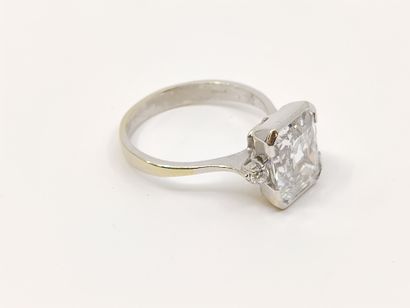 BAGUE en or gris 750°, ornée d'un oxyde de...