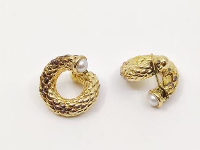 PAIRE de créoles torsadés à motifs d'écailles...
