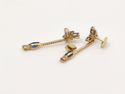 PAIRE de pendants d'oreilles en or jaune...