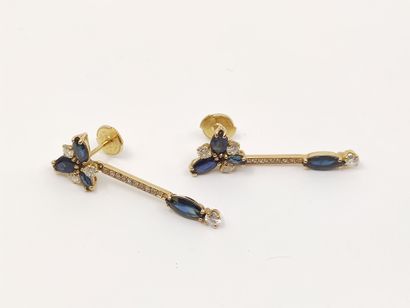 PAIRE de pendants d'oreilles en or jaune...