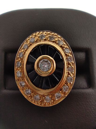 BAGUE en or jaune 750 à motif ovale sertie...