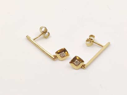 PAIRE de pendants d'oreilles en or jaune...