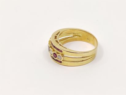 BAGUE en or 750°, ornée de quatre diamants...