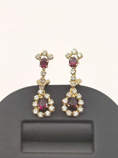 PAIRE de pendants d'oreilles en jaune 750°...