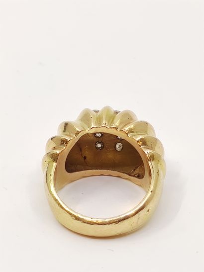 BAGUE dôme en or jaune 750 godronné, pavée...
