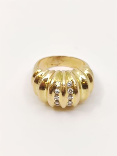 BAGUE dôme en or jaune 750 godronné, pavée...