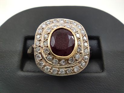 BAGUE pompadour en or 750°, ornée de deux...