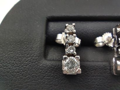 PAIRE de pendants d'oreilles en or gris 750°...