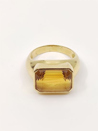 BAGUE en or 750°, ornée d'une citrine rectangulaire...