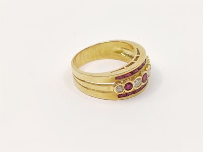 BAGUE en or 750°, ornée de quatre diamants...