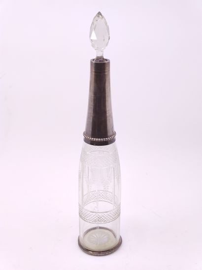 Carafe à liqueur en cristal gravée à décor...