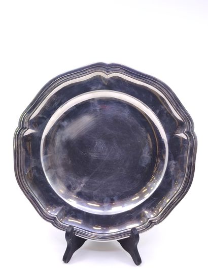VEYRAT

Plat rond chantourné en argent

Travail...