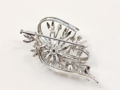 BROCHE en or gris 750° à motifs de fleurs...
