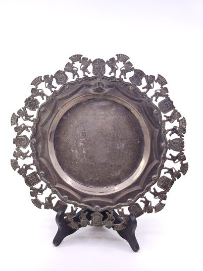 Assiette décorative en argent 900° à bord...