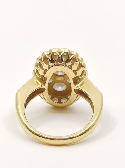 BAGUE en or jaune 750°, ornée d'un diamant...