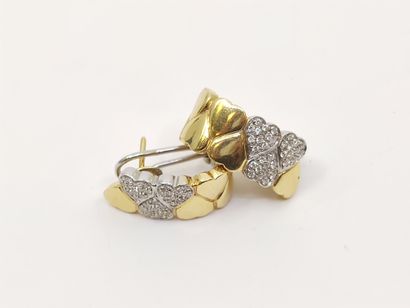 PAIRE de boucles d'oreilles en or deux tons...