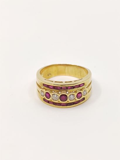 BAGUE en or 750°, ornée de quatre diamants...