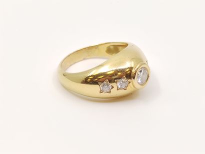 BAGUE jonc en or jaune 750°, ornée d'un diamant...