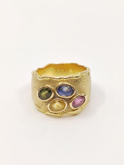 BAGUE en or jaune 750°, pavée de quatre saphirs...