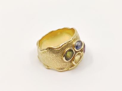 BAGUE en or jaune 750°, pavée de quatre saphirs...