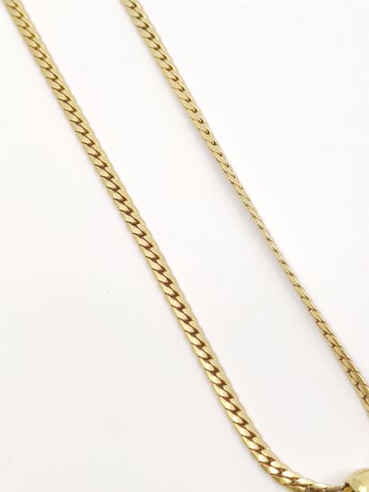 COLLIER en or jaune 750 ° supportant un pendentif...