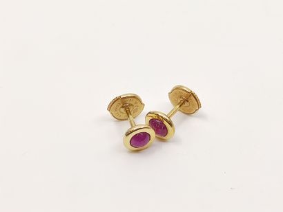 PAIRE de boutons d'oreilles en or jaune 750°...