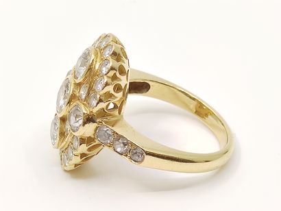 BAGUE en or jaune 750°, ornée d'un diamant...
