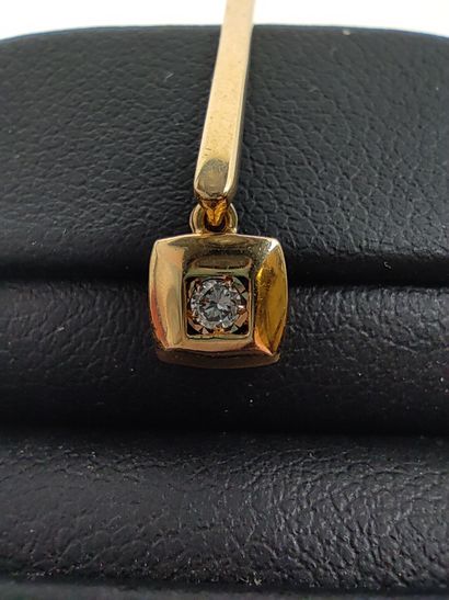 PAIRE de pendants d'oreilles en or jaune...